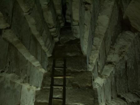 Knikpiramide binnenkant