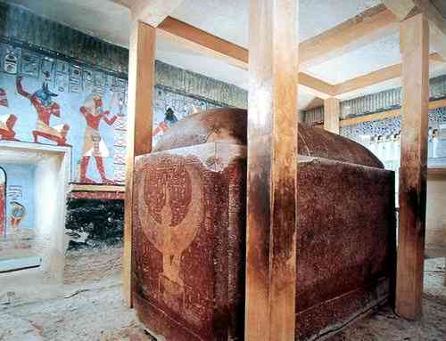 Grafkamer met sarcofaag en moderne balken ter ondersteuning van het plafond.