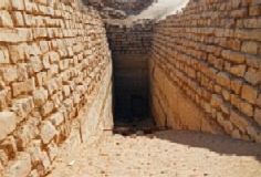 Steile greppel die leidt naar de piramide ingang