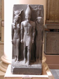 Beeld van Menkaura en Hathor