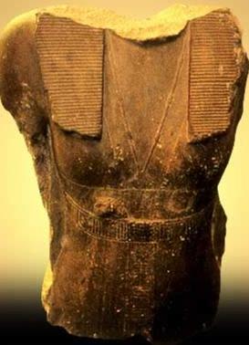 Fragment van een beeld, waarvan men geloofd dat het Neferoesobek representeerd.